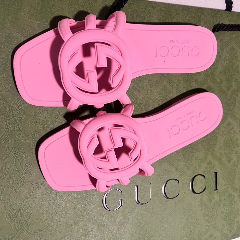 Gucci Women's Rubber Interlocking Slide Sandal. Pink